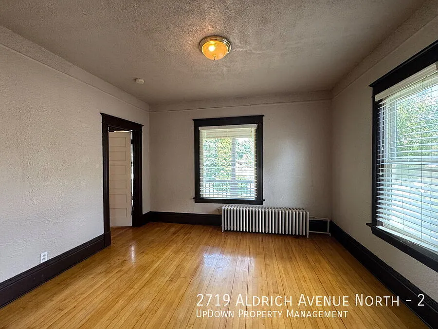 5 Bedroom / 2.5 Bath Upper Duplex Unit, Hawthorne Neighborhood — Photo 2