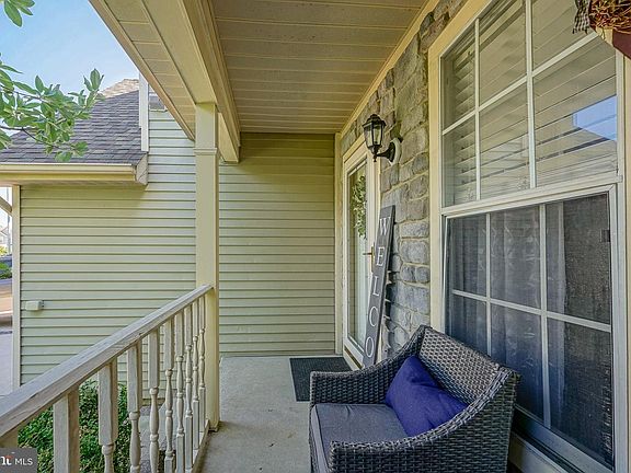 3rd image of 90 Hetton Ct