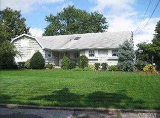 35 Foster Ln, Babylon, NY 11702