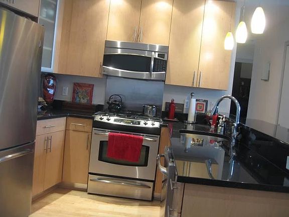 kitchen/granite/SS appliances/gas range