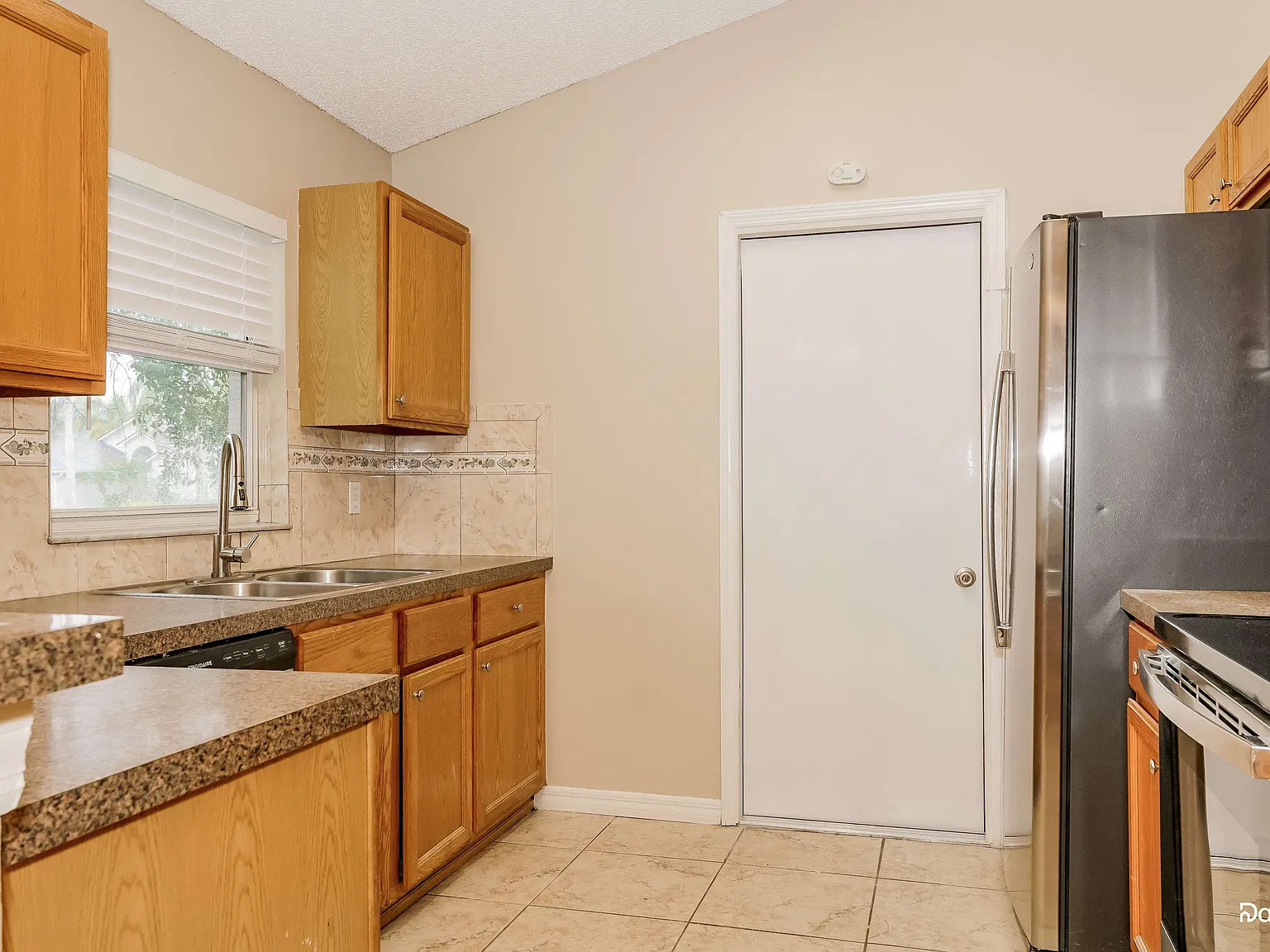 3 bed, 2.0 bath, 1356 sqft, $2,155 — Photo 4