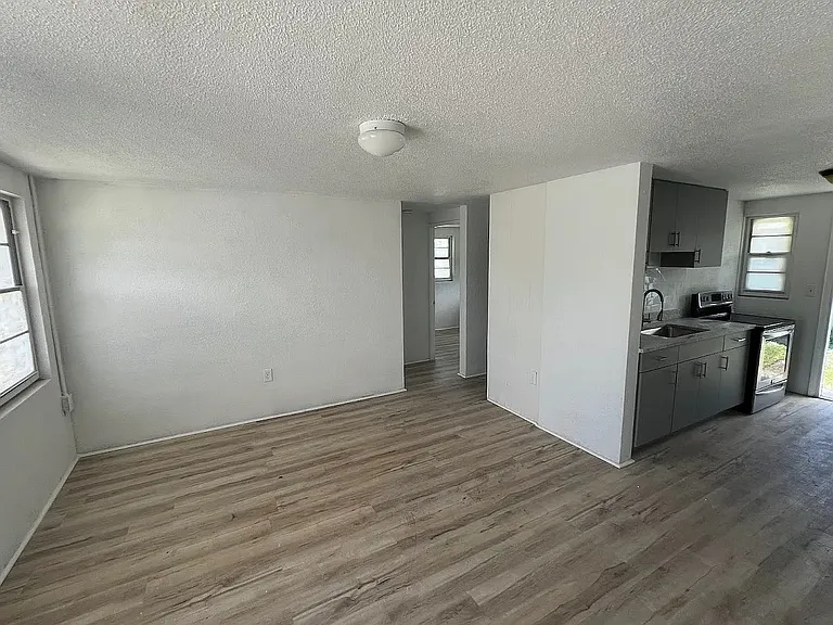 400 11th St W #412-C — Photo 3