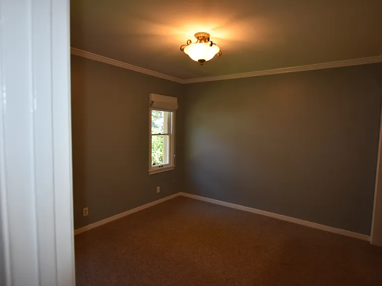 1635 Brewster Ave — Photo 17