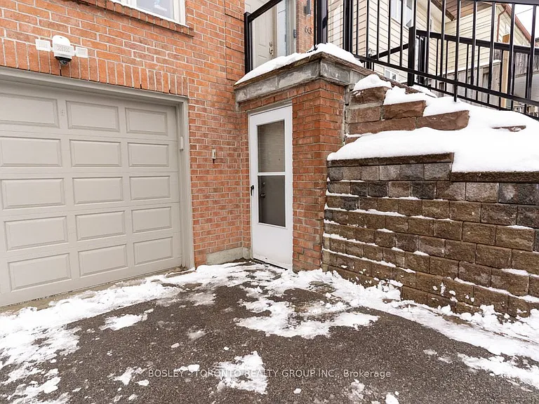 63 Burndale Ave #LOWER — Photo 2