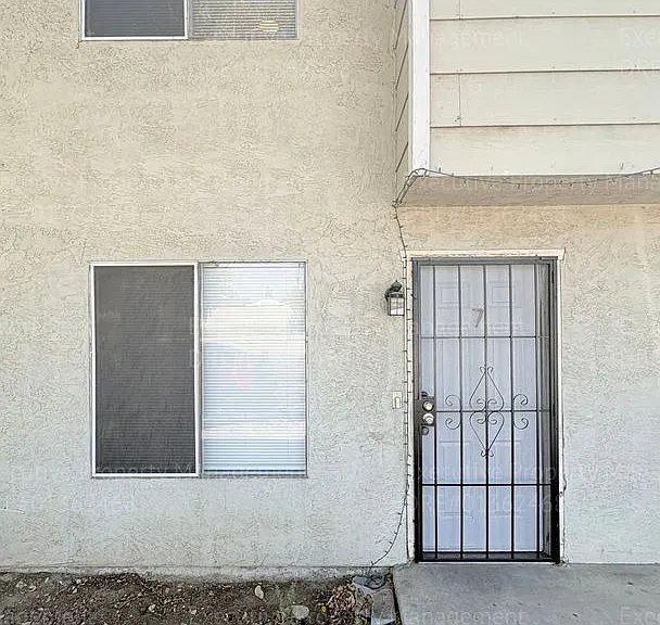 2909 S Chester Ave #7 — Photo 3