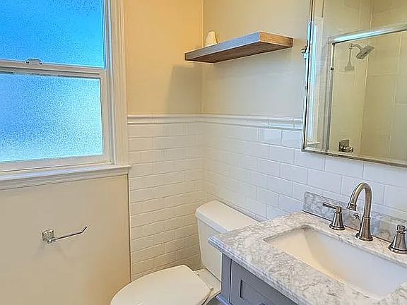 5th image of 721 Rollins Rd APT 3