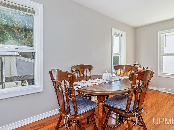 3rd image of 213 Pinehurst St