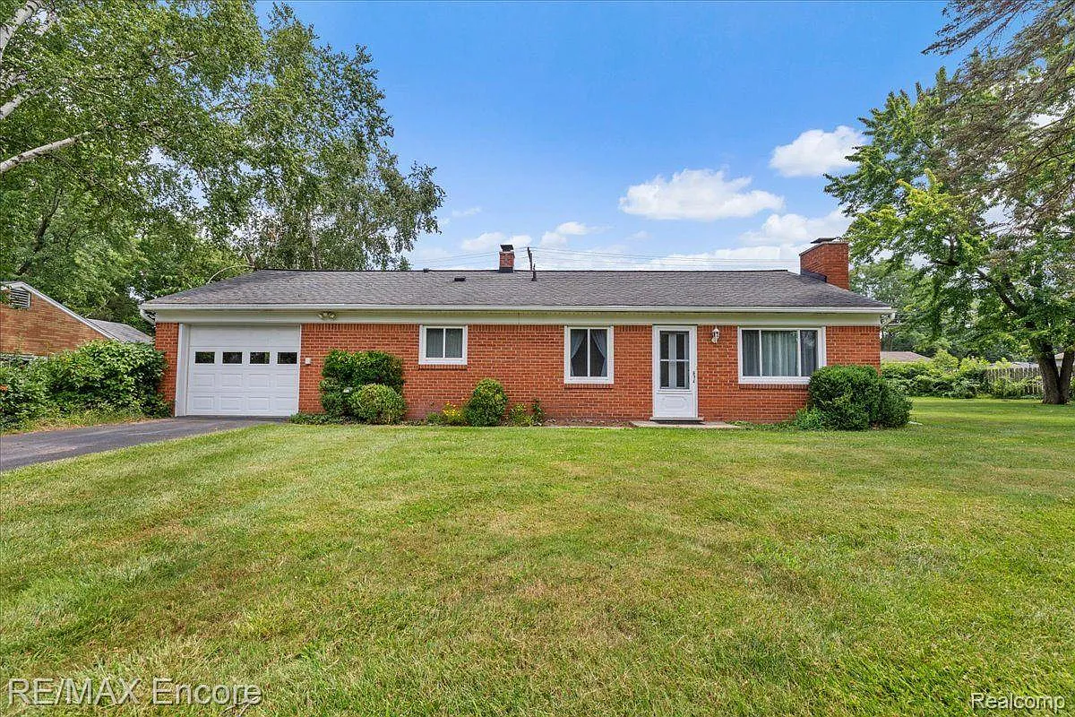 665 Hogarth Ave photo 1