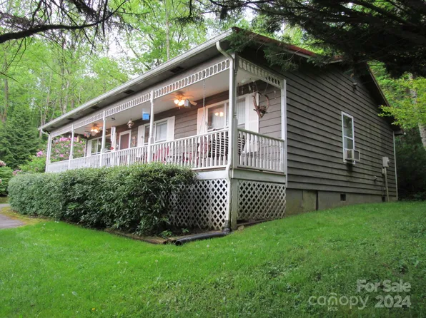 1053 Mountain Lake Dr, Waynesville, NC 28785