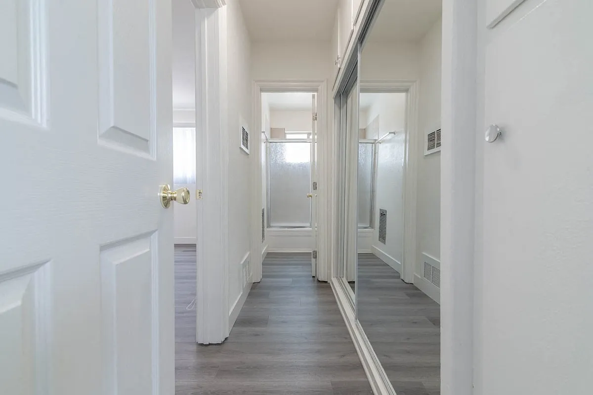4854-4860 Hazeltine Apartments — Photo 4