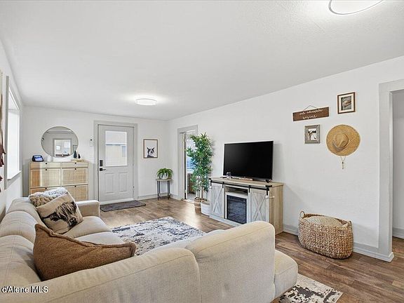 3rd image of 1204 E Foster Ave
