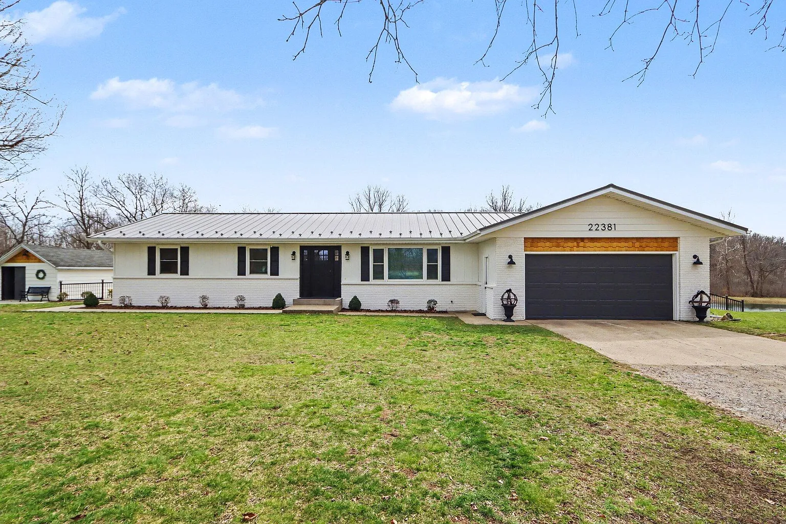 22381 N Angling Rd photo 1