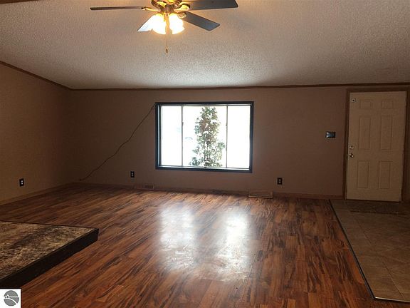 4th image of 1376 Laura Ln NE