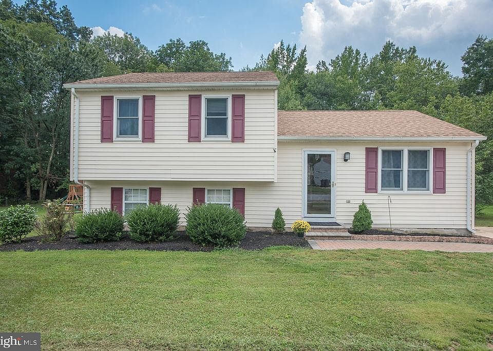1st image of 20 Julie Ln