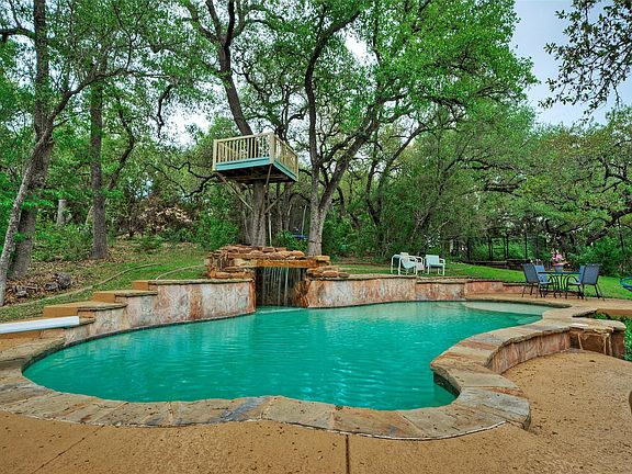 2nd image of 124 Summer Oak Ct