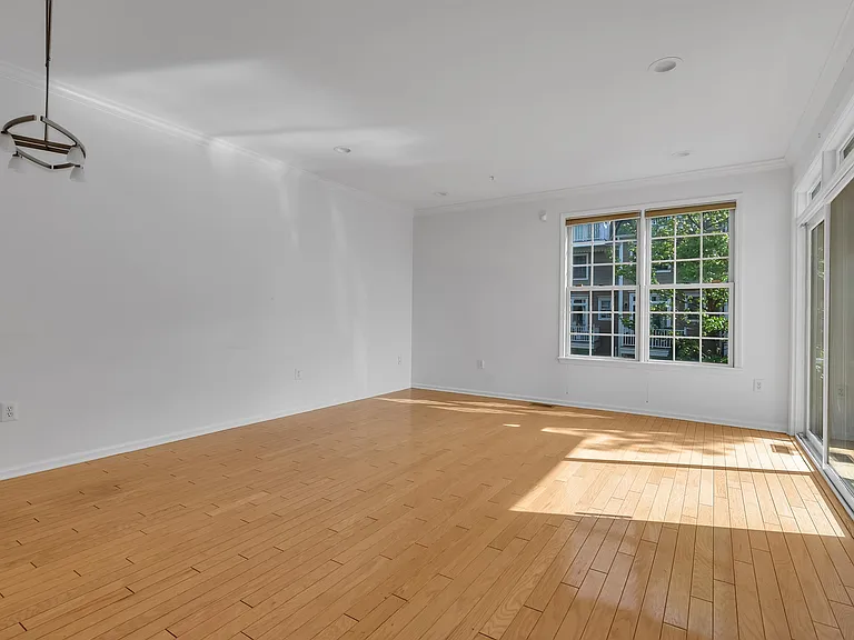451 Albany Ct — Photo 9