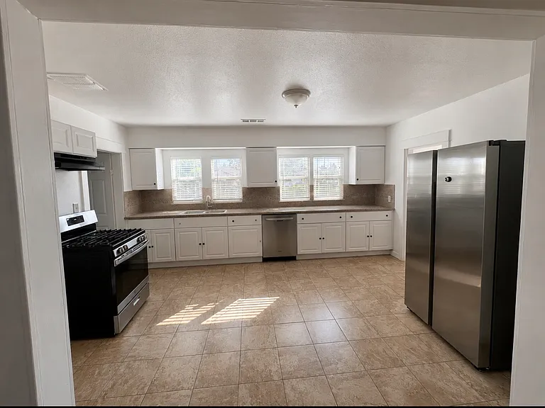 607 Fresno St — Photo 1