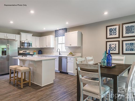 3rd image of 936 Pemberley St