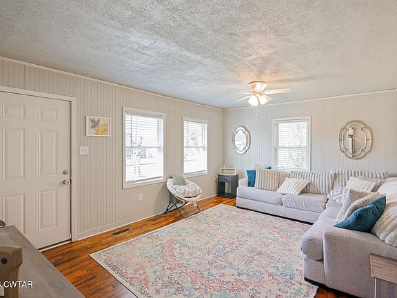 4th image of 552 Weaver St