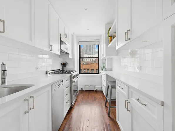 400 East 59th Street 8B image 3 of 11