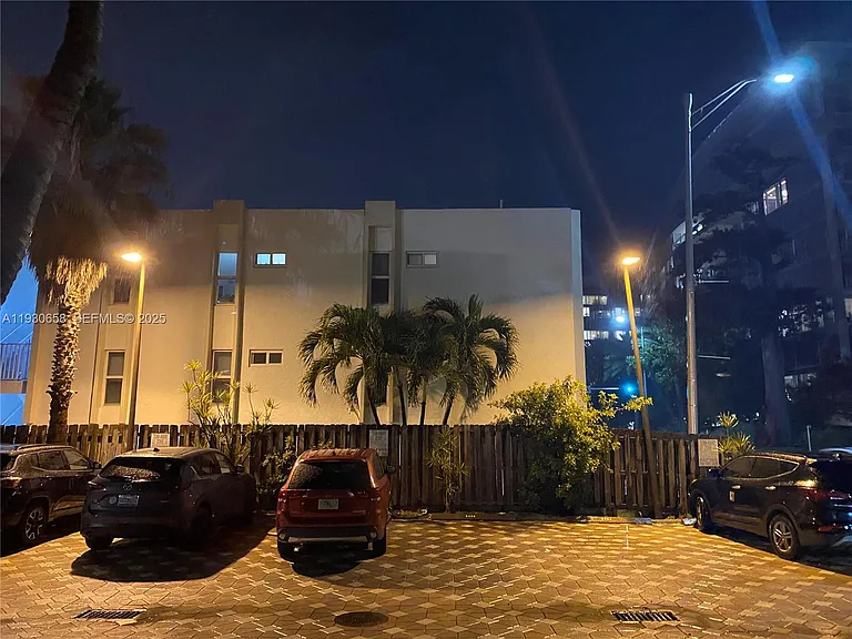 8950 Collins Ave #7 — Photo 23