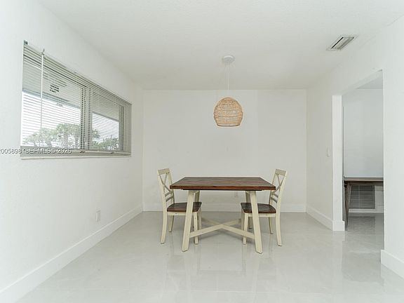 4th image of 2260 Charleston St #1