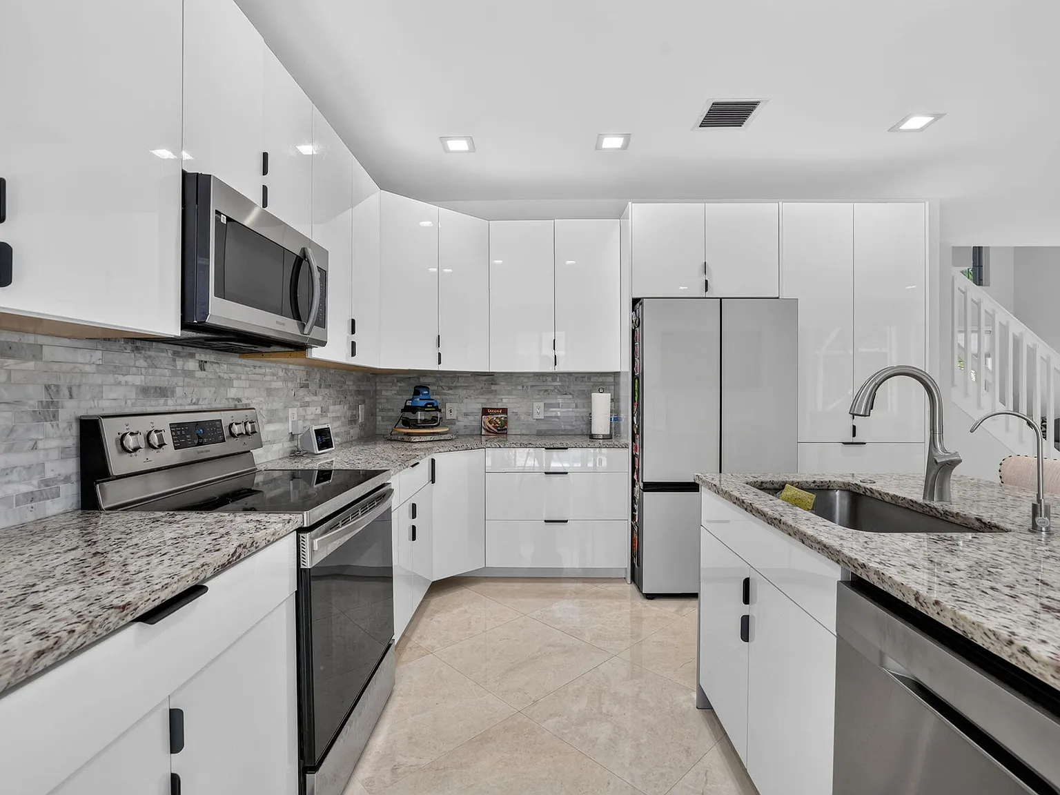 4 bed, 2.5 bath, 2211 sqft, $5,700 — Photo 2