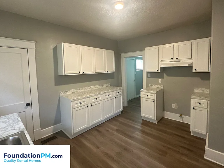 1041 Rosewood Ave — Photo 3