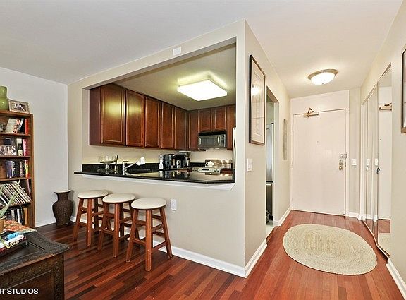 3rd image of 525 W Hawthorne Pl APT 1506