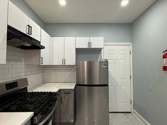 3rd image of 307 W Broadway Unit 7