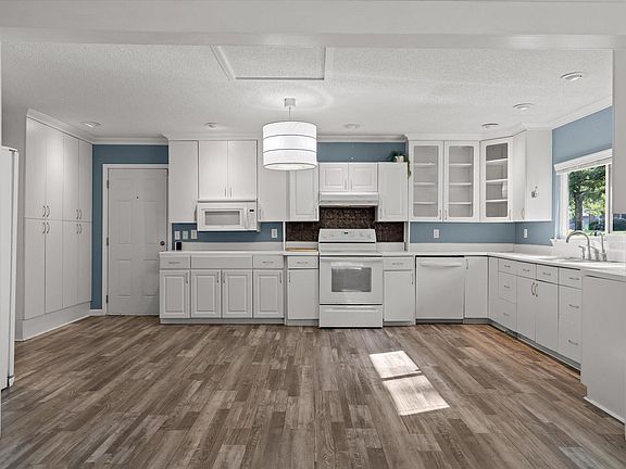 3rd image of 709 James Ave