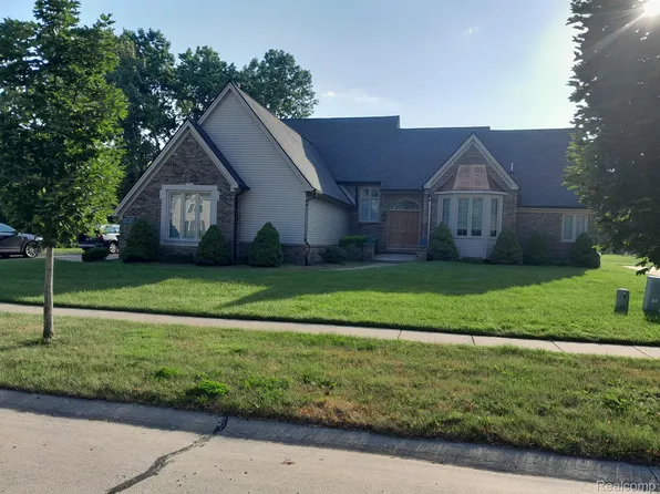 52853 Royal Forest Dr, Shelby Township, MI 48315
