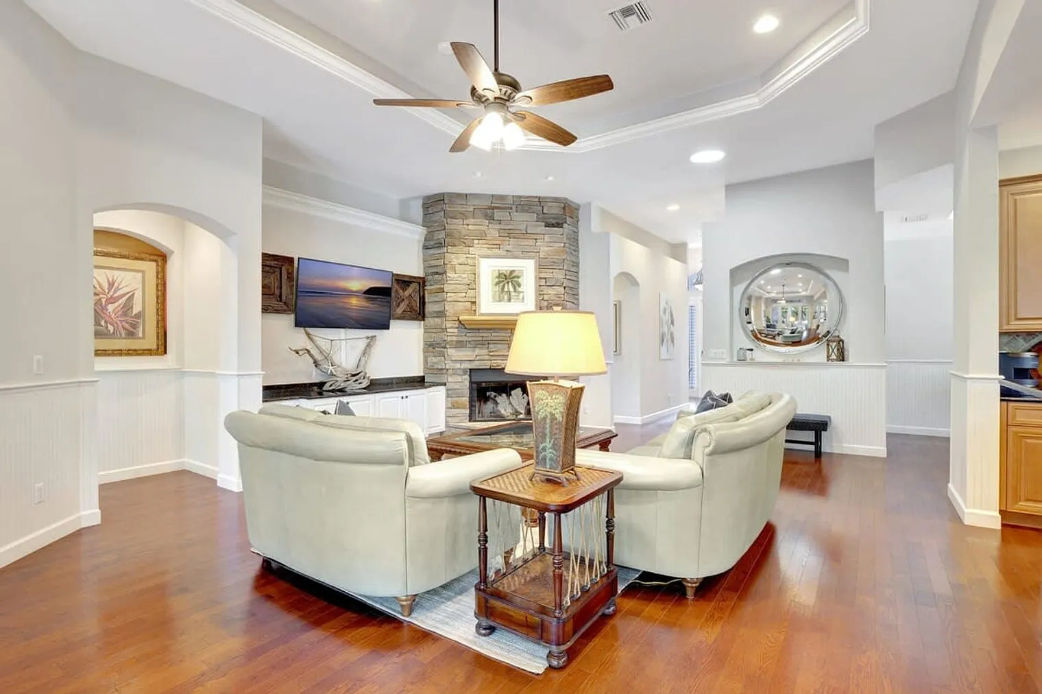 4 bed, 2.0 bath, 2658 sqft, $7,745 — Photo 3