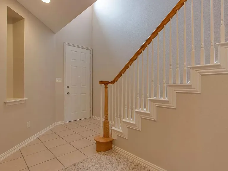 1825 Brookview Dr — Photo 2