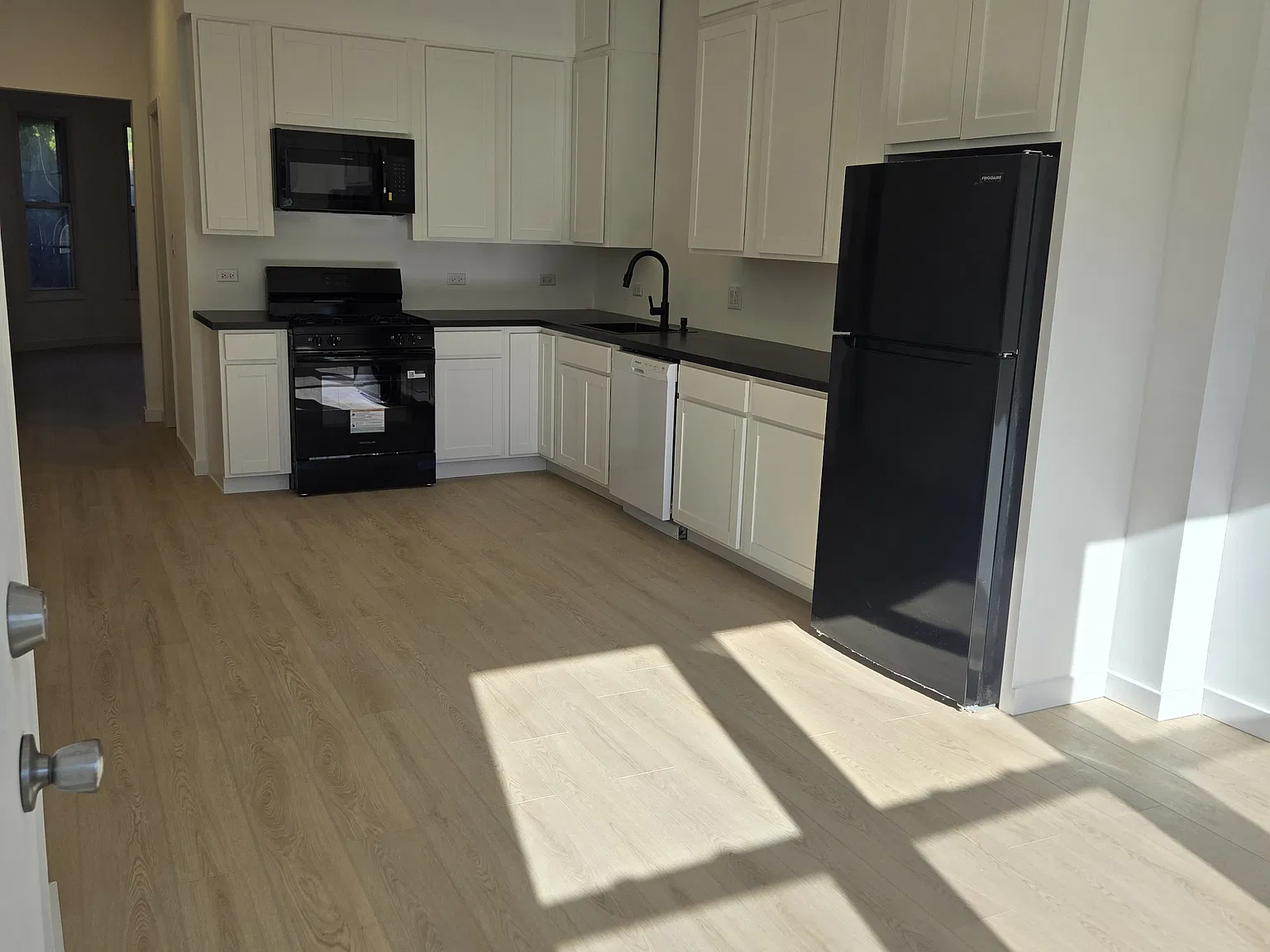 2 bed, 1100 sqft, $2,600 — Photo 2