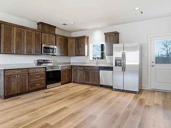 5th image of 307 Railroad Ave