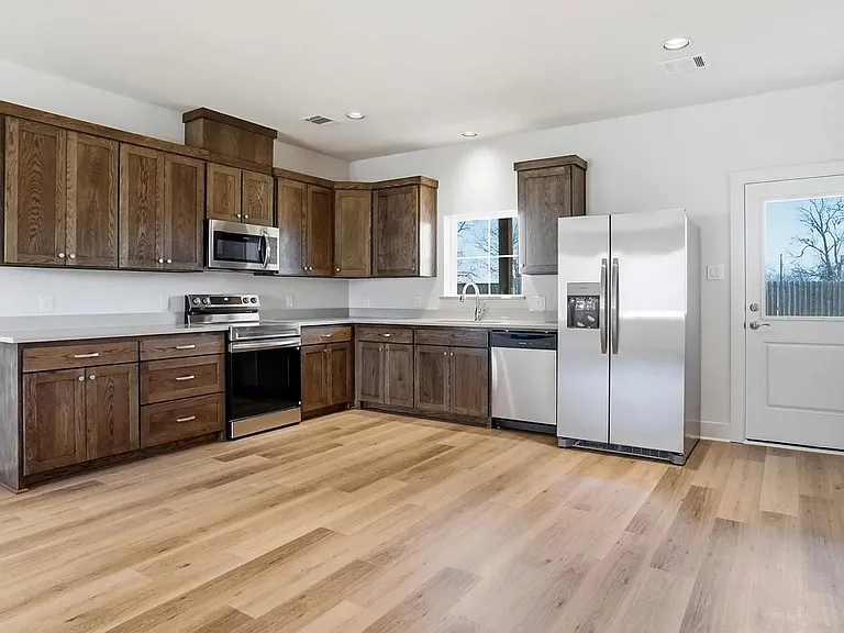 307 Railroad Ave — Photo 5