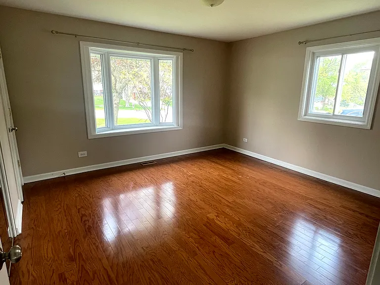 2S525 Lloyd Ave — Photo 5