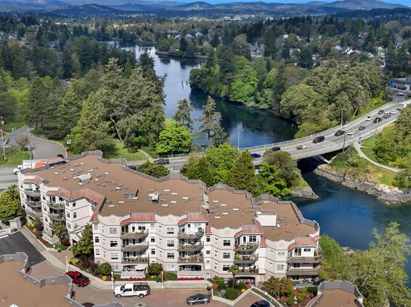 1085 Tillicum Rd #301, Esquimalt, BC V9A 7M3