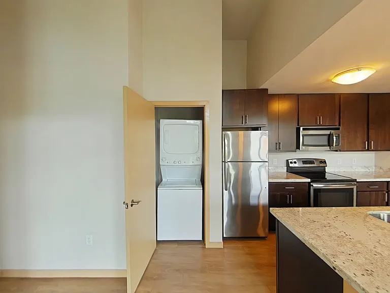 902 Drake St — Photo 119