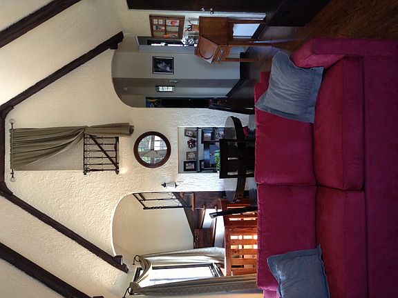 Vaulted ceiling, lots of natural light