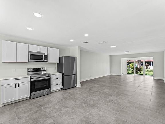 4th image of 711 Laconia Cir APT B