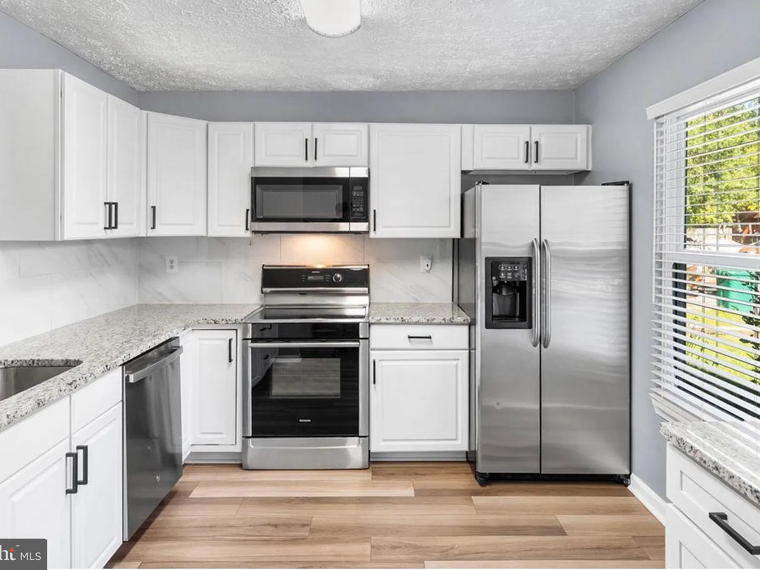 3 bed, 1.5 bath, 1398 sqft, $2,350 — Photo 3