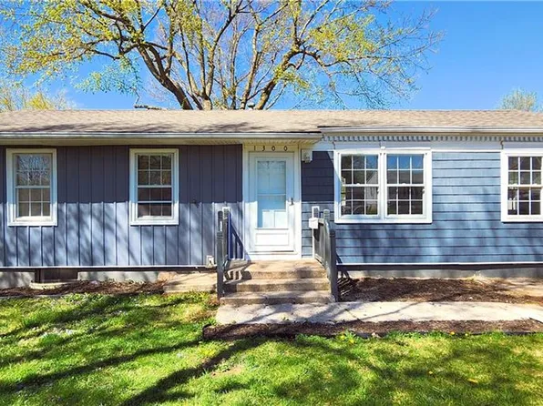 1300 N Swope Dr, Independence, MO 64056