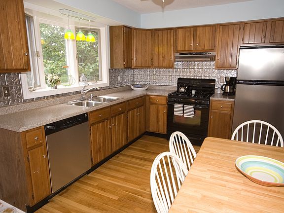 Updated Eat-in Kitchen