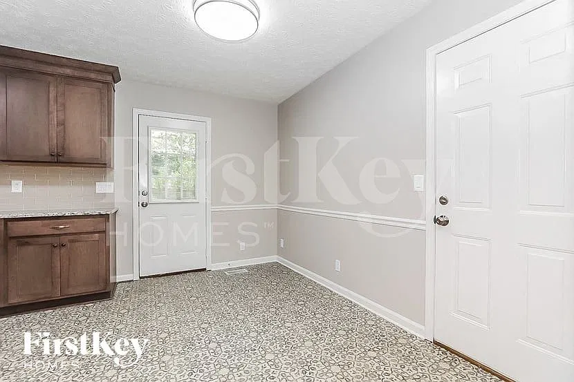 4 bed, 2.0 bath, 2000 sqft, $2,805 — Photo 4