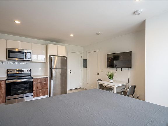 4th image of 924 Marseille Dr APT 26