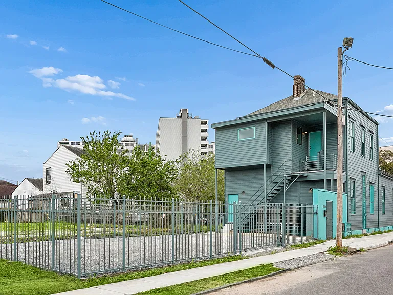 2050 Clio St — Photo 17