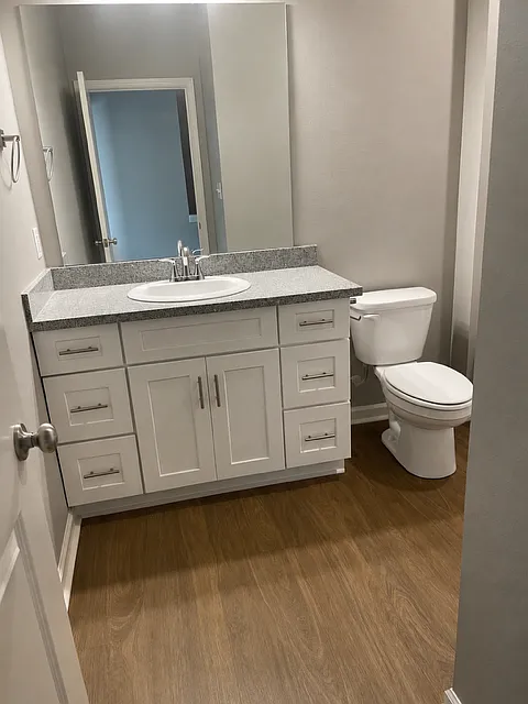 555 E Railroad Ave — Photo 3