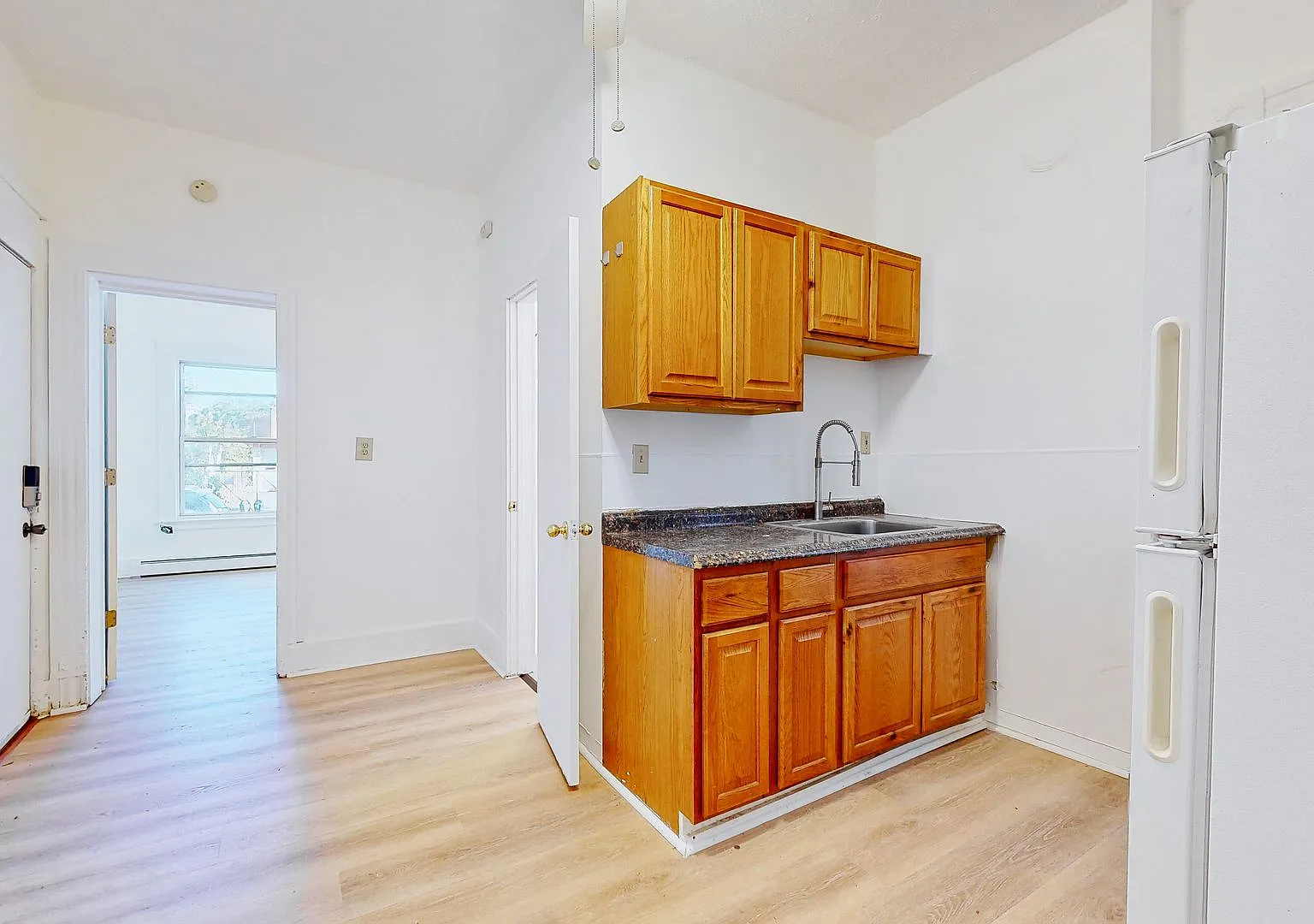 Spacious 1BR Apartment Near Yale Remodeled & Convenient! — Photo 2